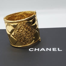 Charger l'image dans la galerie, Manchette Vintage Chanel circa 90