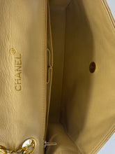 Cargar imagen en el visor de la galería, Vintage Chanel Beige Bag