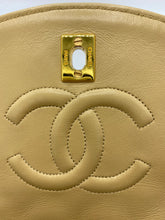 Cargar imagen en el visor de la galería, Vintage Chanel Beige Bag