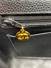 Cargar imagen en el visor de la galería, Chanel jumbo caviar