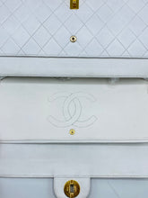 Cargar imagen en el visor de la galería, White Chanel Bag