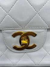 Cargar imagen en el visor de la galería, White Chanel Bag