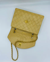 Cargar imagen en el visor de la galería, Vintage Chanel Beige Bag