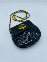 Cargar imagen en el visor de la galería, Chanel Black Vernis Bag