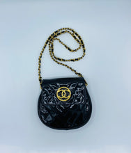Cargar imagen en el visor de la galería, Chanel Black Vernis Bag