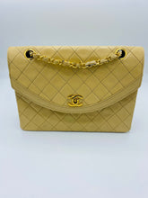 Cargar imagen en el visor de la galería, Vintage Chanel Beige Bag