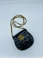 Charger l&#39;image dans la galerie, Chanel Black Vernis Bag
