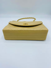 Cargar imagen en el visor de la galería, Vintage Chanel Beige Bag