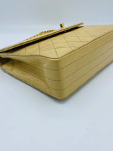 Cargar imagen en el visor de la galería, Vintage Chanel Beige Bag