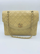Cargar imagen en el visor de la galería, Vintage Chanel Beige Bag