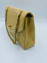 Cargar imagen en el visor de la galería, Vintage Chanel Beige Bag