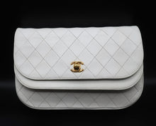 Charger l'image dans la galerie, Chanel White Quilted Bag