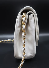 Charger l'image dans la galerie, Chanel White Quilted Bag