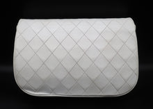 Charger l'image dans la galerie, Chanel White Quilted Bag