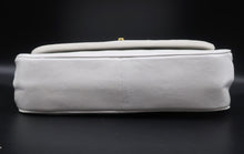 Charger l'image dans la galerie, Chanel White Quilted Bag