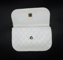 Charger l'image dans la galerie, Chanel White Quilted Bag