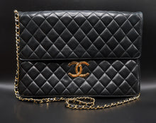 Charger l'image dans la galerie, Chanel Jumbo Pouch Bag