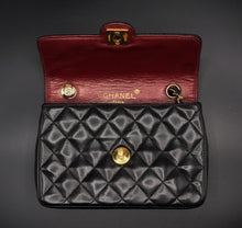 Charger l'image dans la galerie, Chanel Mini Flap Bag
