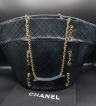 Charger l'image dans la galerie, Chanel Quilted Tote Bag