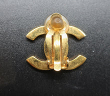 Charger l'image dans la galerie, Chanel Clip-on CC Earring