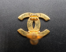 Charger l'image dans la galerie, Chanel Clip-on CC Earring