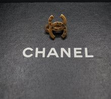 Charger l'image dans la galerie, Chanel Clip-on CC Earring