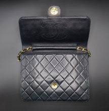 Charger l'image dans la galerie, Chanel Simple Flap Navy Bag