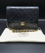 Charger l'image dans la galerie, Chanel Simple Flap Navy Bag