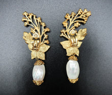 Cargar imagen en el visor de la galería, Christian Dior Pearl Earrings