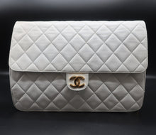 Charger l'image dans la galerie, Chanel White Flap Bag 25 CM