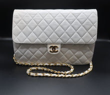 Charger l'image dans la galerie, Chanel White Flap Bag 25 CM