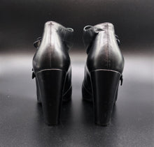 Charger l'image dans la galerie, Chanel Camellia Leather Shoes