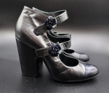Charger l'image dans la galerie, Chanel Camellia Leather Shoes