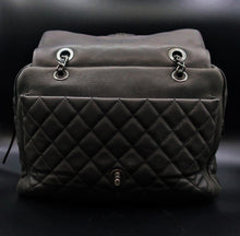 Cargar imagen en el visor de la galería, 4. Chanel Black Quilted Leather Bag