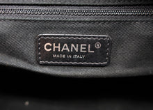 Cargar imagen en el visor de la galería, 4. Chanel Black Quilted Leather Bag