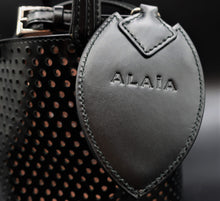 Carica l'immagine nel visualizzatore di Gallery, 6. Azzedine Alaïa Laser-cut Mini Leather Bag