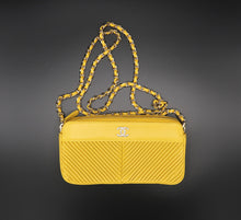 Charger l'image dans la galerie, Chanel Yellow Chain Wallet
