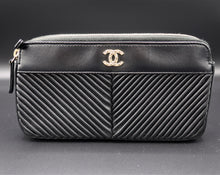 Charger l'image dans la galerie, Chanel Black Chain Wallet