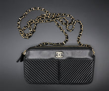 Charger l'image dans la galerie, Chanel Black Chain Wallet