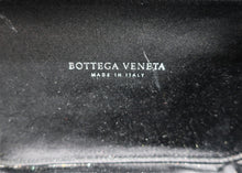 Cargar imagen en el visor de la galería, Bottega Veneta Knot Clutch Bag