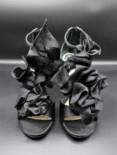 Charger l'image dans la galerie, Christian Dior Black Lace & Satin Ruffled Shoes