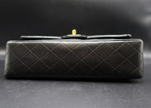 Charger l'image dans la galerie, Chanel quilted black timeless 25 CM
