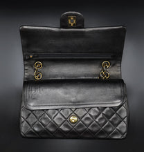 Charger l'image dans la galerie, Chanel quilted black timeless 25 CM