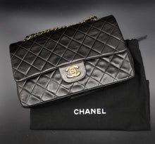 Charger l'image dans la galerie, Chanel quilted black timeless 25 CM