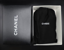 Charger l'image dans la galerie, Chanel quilted black timeless 25 CM