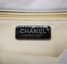 Charger l'image dans la galerie, Chanel White Fur Bag