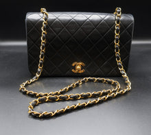 Charger l'image dans la galerie, Chanel Vintage Single Flap Quilted Bag