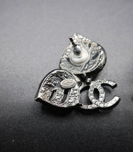 Carica l'immagine nel visualizzatore di Gallery, Chanel Earrings