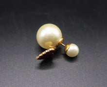 Carica l'immagine nel visualizzatore di Gallery, Dior Earrings