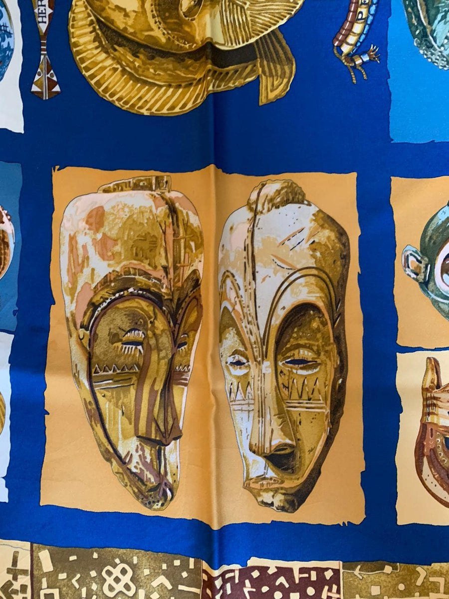 Foulard HERMÈS Musée En Soie 100% - Modèle Vintage BEG, Fond Ivoire Et Rouge